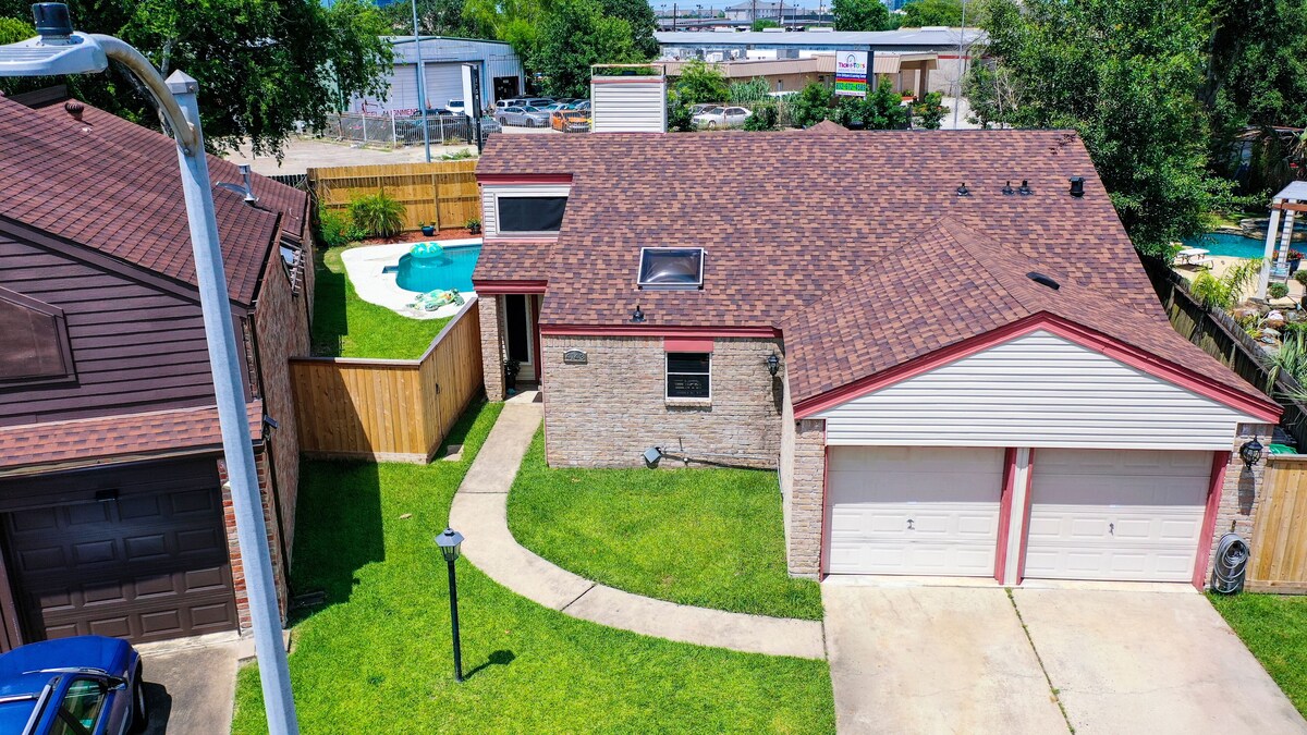 Photo 16 of 1976HoustonGem Luminous PvTPool & HotTub DT20mins for LRG Families 6Beds / 2Bath