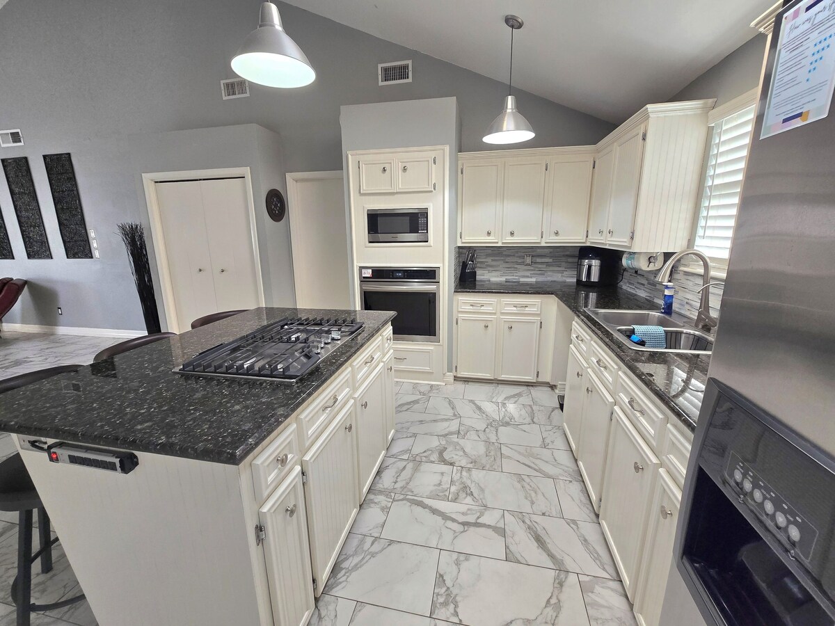 Photo 7 of 1976HoustonGem Luminous PvTPool & HotTub DT20mins for LRG Families 6Beds / 2Bath