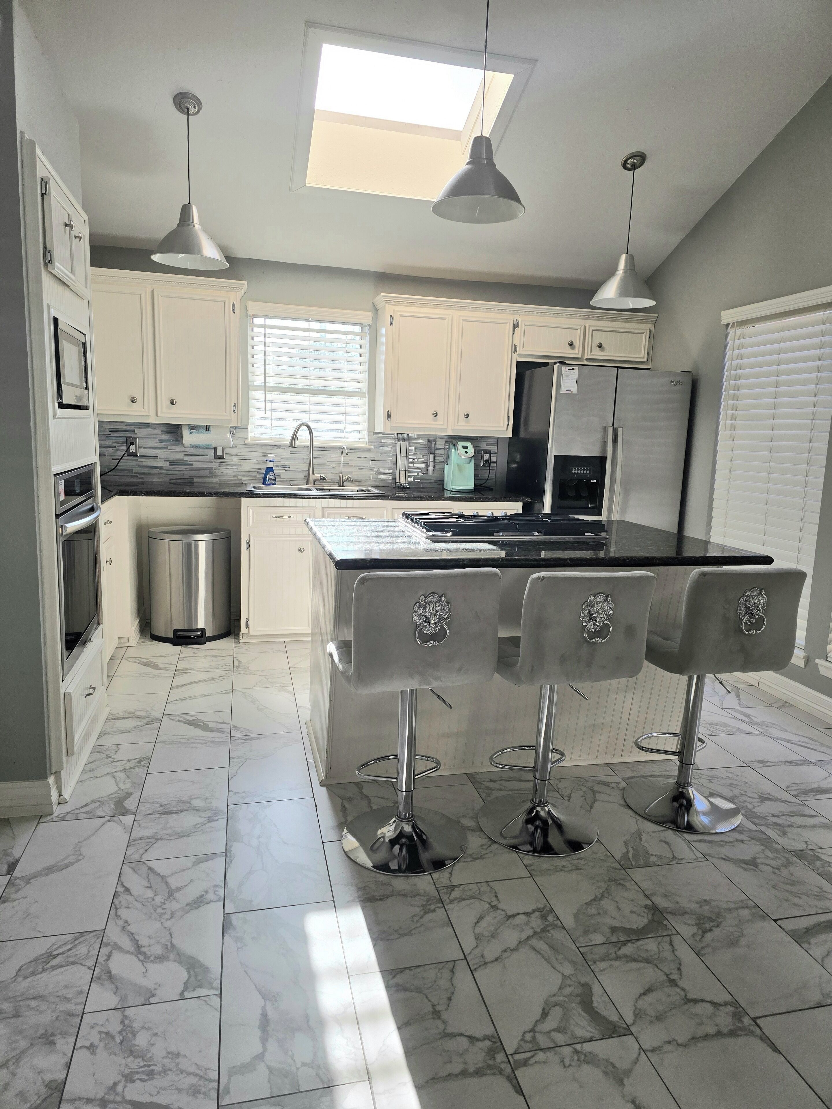 Geladeira, micro-ondas, fogão, cooktop