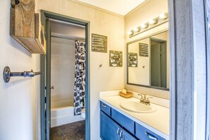 Combined shower/tub, hair dryer, towels, soap - Private Hot Tub and Bikes! Great Location! (Sunriver)