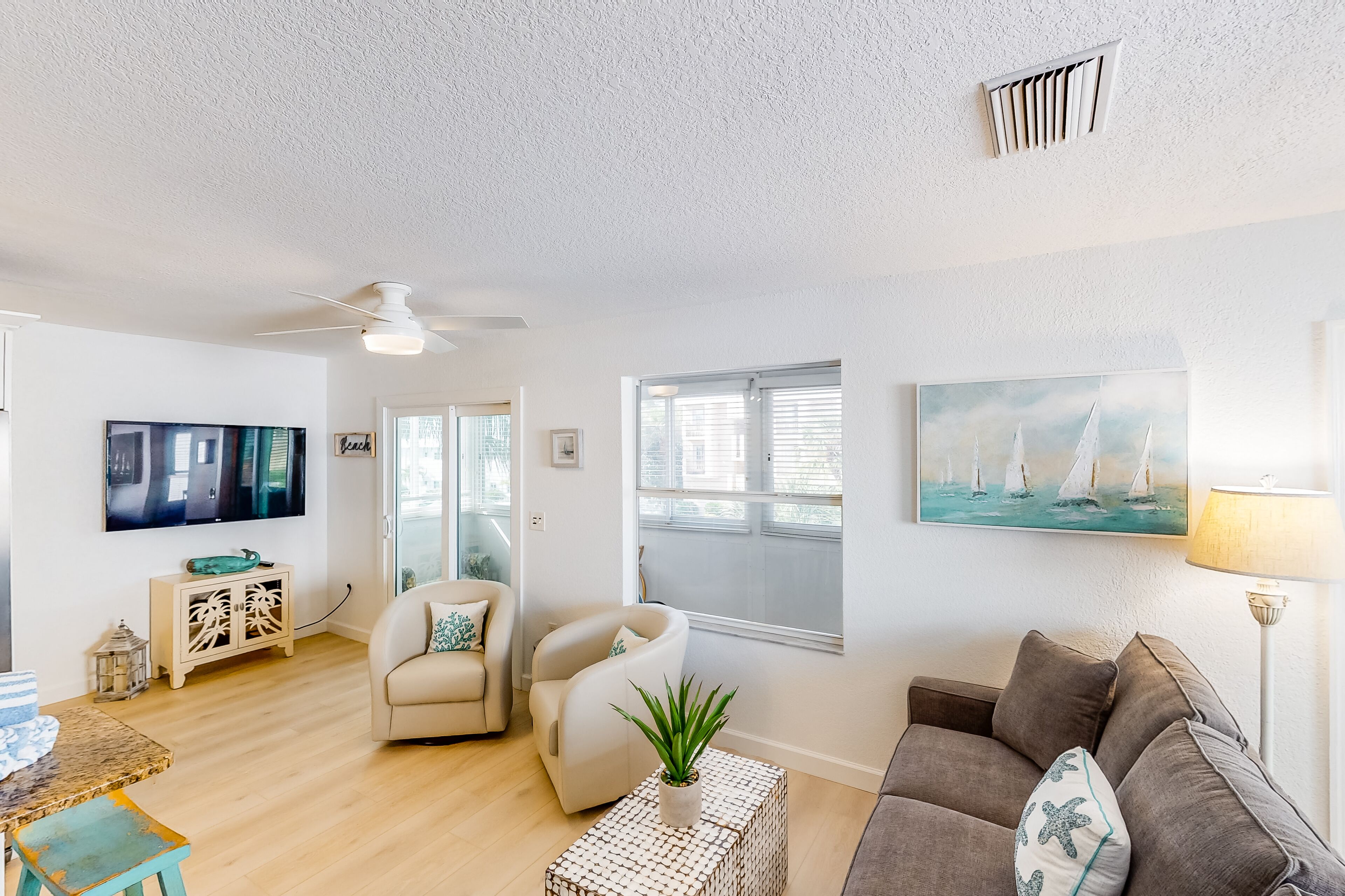 Dog-friendly duplex with high-speed WiFi and central AC - snowbird friendly!