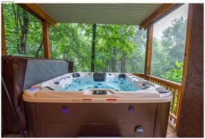 Outdoor spa tub - Cozy Mountain Retreat in Chimney Rock Village (Chimney Rock)