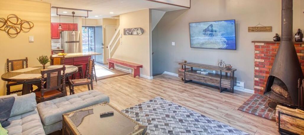 Mountainside Stylish Townhouse, Summer Getaway, Family Fun! .