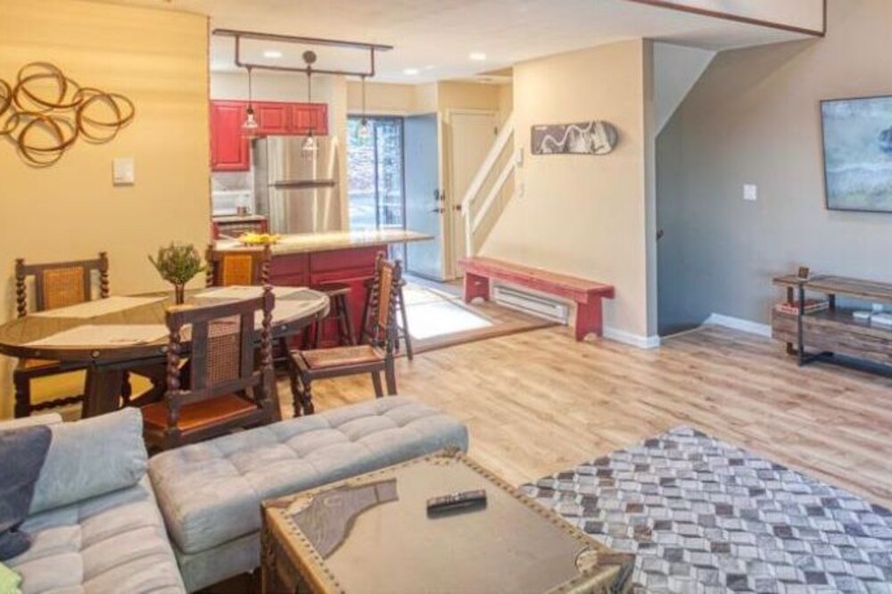 Mountainside Stylish Townhouse, Summer Getaway, Family Fun! .