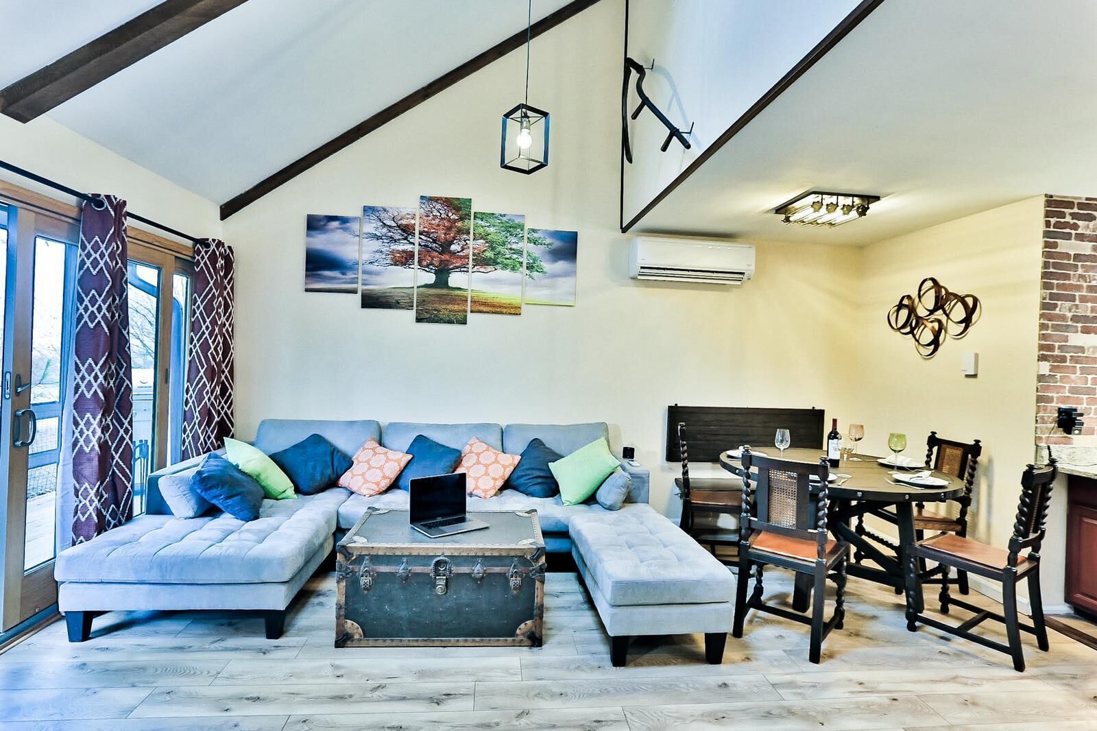 Mountainside Stylish Townhouse, Summer Getaway, Family Fun! .