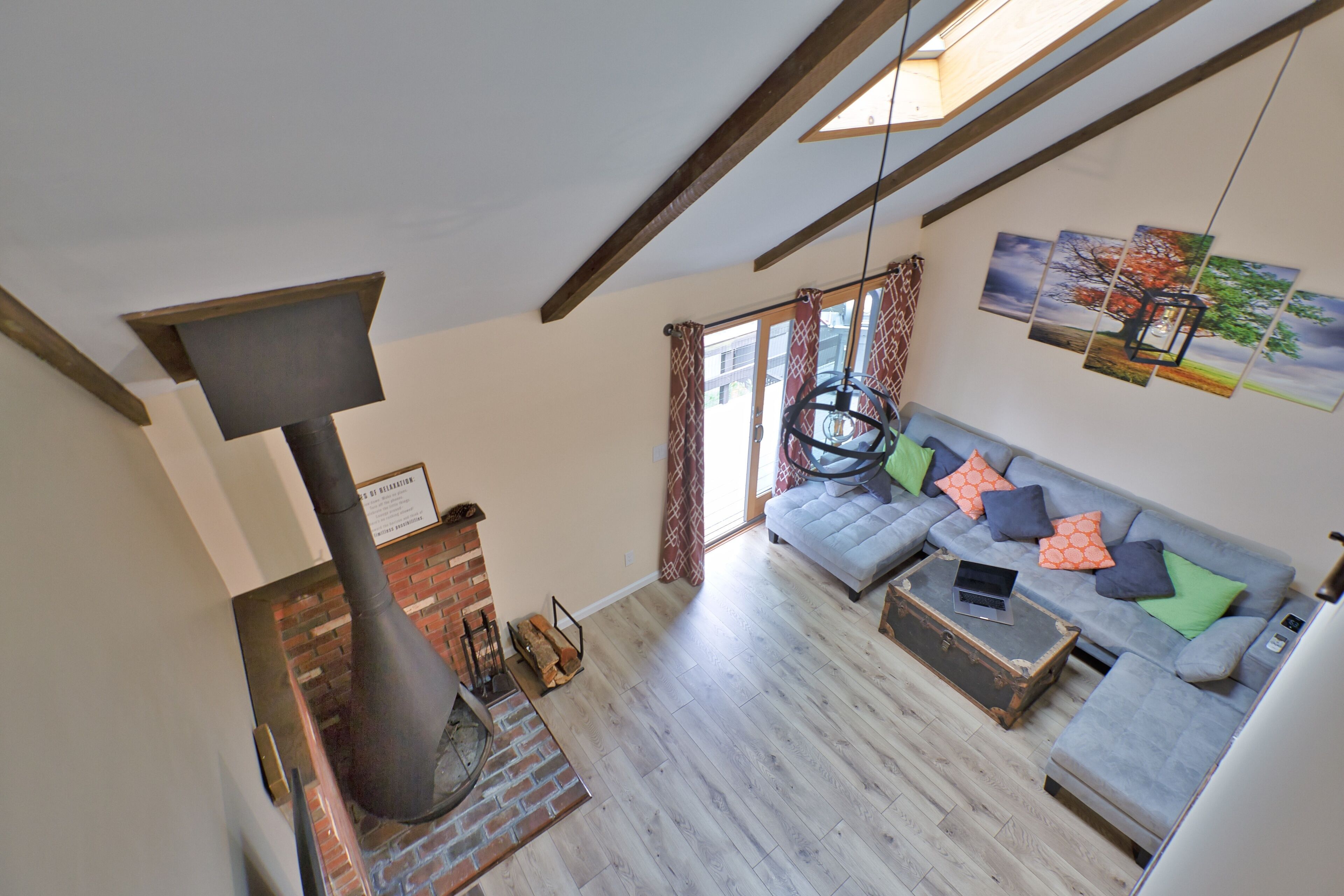 Mountainside Stylish Townhouse, Summer Getaway, Family Fun! .