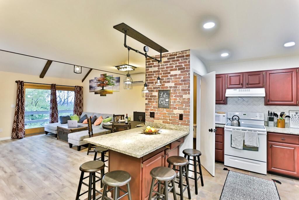 Mountainside Stylish Townhouse, Summer Getaway, Family Fun! .