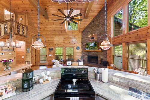 Luxury 3BD 3BA Cabin. Hot Tub,Pool Table,BBQ.Close to Helen, GA.Great for Groups