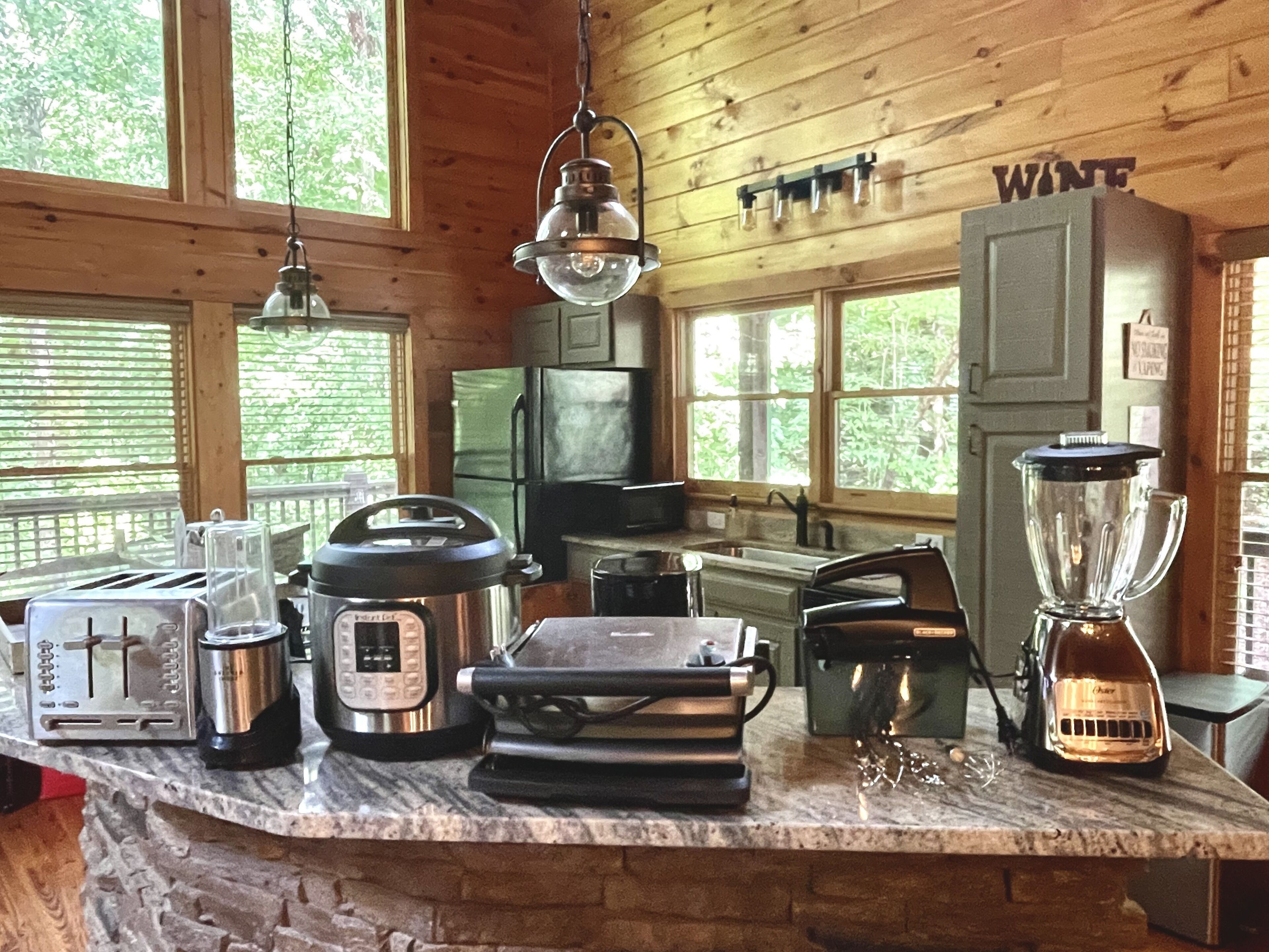 Luxury 3BD 3BA Cabin. Hot Tub,Pool Table,BBQ.Close to Helen, GA.Great for Groups