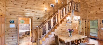 Luxury 3BD 3BA Cabin. Hot Tub,Pool Table,BBQ.Close to Helen, GA.Great for Groups