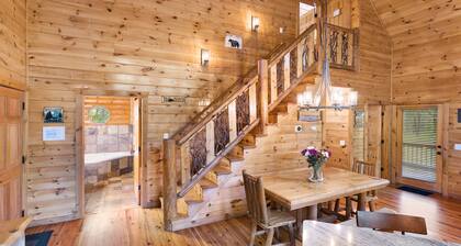 Luxury 3BD 3BA Cabin. Hot Tub,Pool Table,BBQ.Close to Helen, GA.Great for Groups