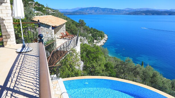 Una piscina con vistas a un lago y montañas.