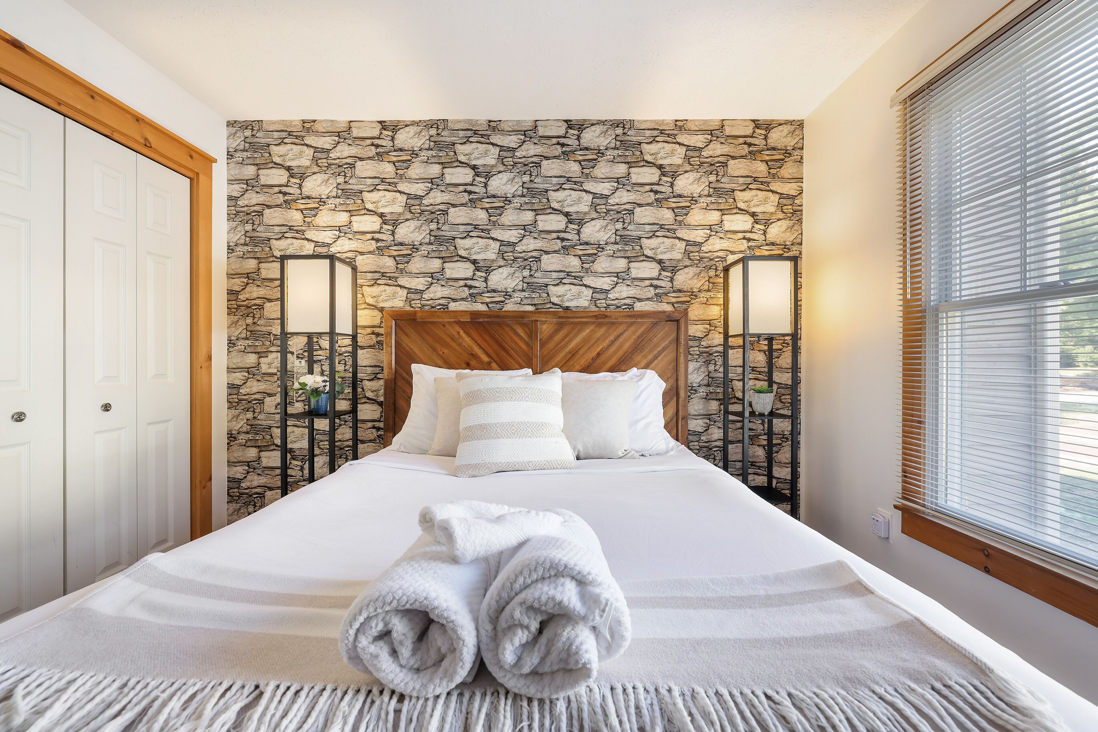 3 quartos, ferros/tábuas de passar roupa, berço de viagem