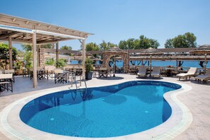 Outdoor pool - Enjoy Villas (Santorini)