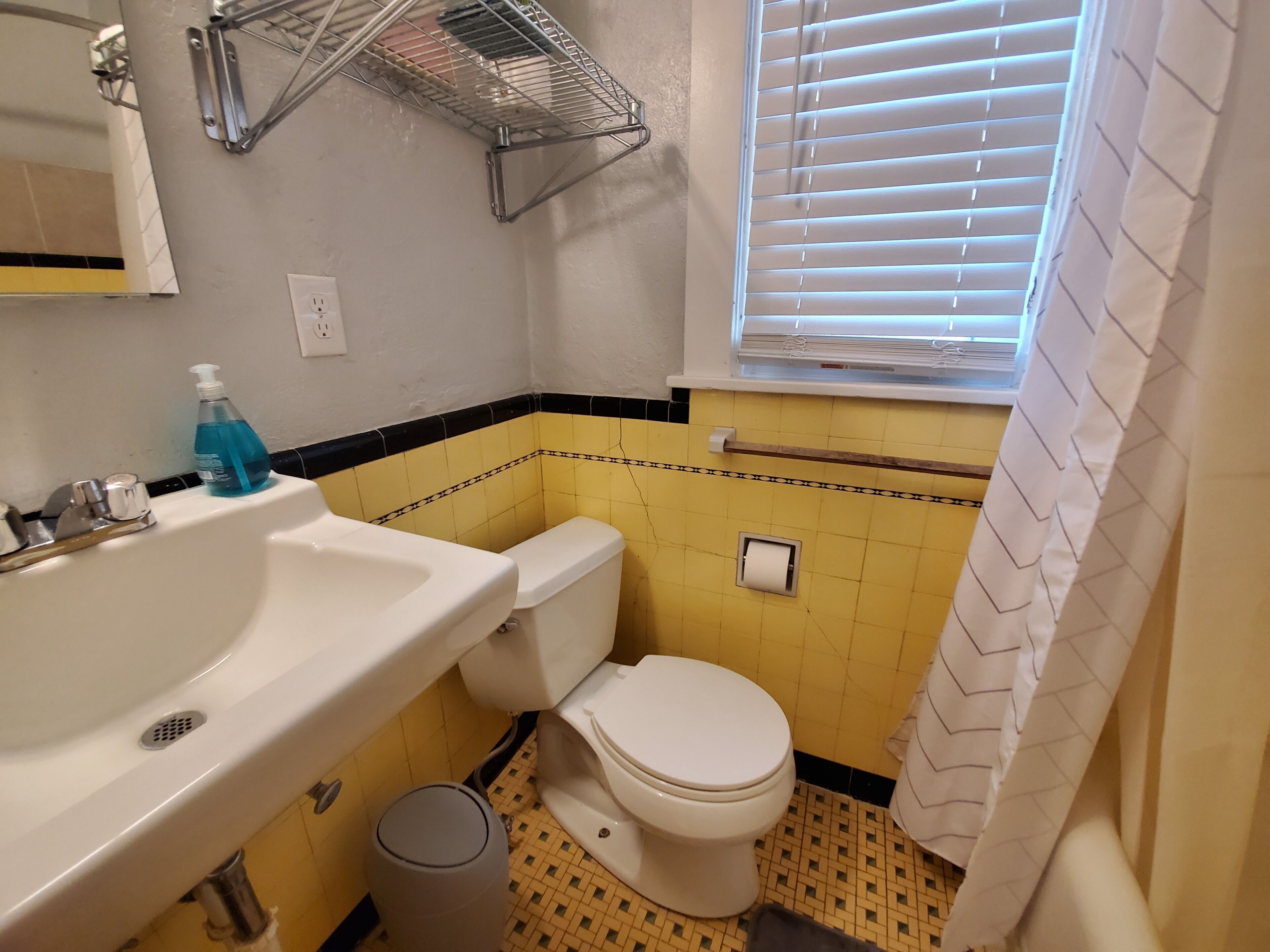 Salt Lake Apartment Close to Trax!