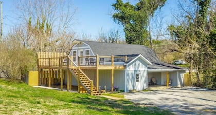 The Barn On Hemlock Hill | Cozy Barndominium with Mtn View! Dog Friendly | 1 Bed, 1 Bath
