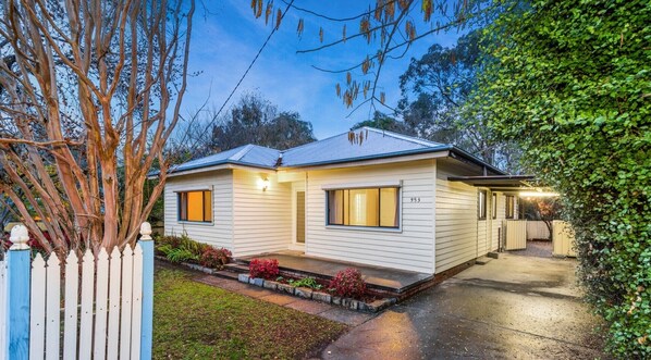 Exterior - Wombat Cottage * Close to CBD * WIFI * Pet Friendly (Glenroy)