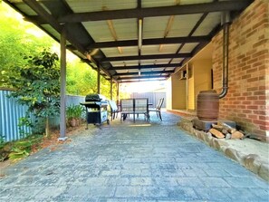 Outdoor dining - Wombat Cottage * Close to CBD * WIFI * Pet Friendly (Glenroy)