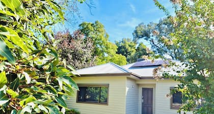 Wombat Cottage * Close to CBD * WIFI * Pet Friendly