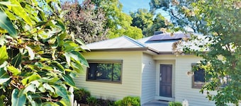 Wombat Cottage * Close to CBD * WIFI * Pet Friendly