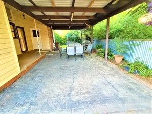 Outdoor dining - Wombat Cottage * Close to CBD * WIFI * Pet Friendly (Glenroy)