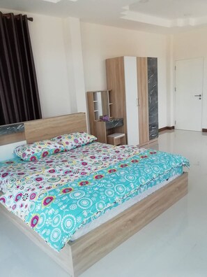 4 bedrooms, iron/ironing board, WiFi, bed sheets