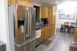 Fridge, microwave, oven, stovetop - Cozy home with Private Forest/Park on 1.5 acres, Outdoor lounge area and Hot Tub (Vancouver)