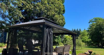 Cozy home with Private Forest/Park on 1.5 acres, Outdoor lounge area and Hot Tub