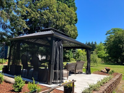 Cozy home with Private Forest/Park on 1.5 acres, Outdoor lounge area and Hot Tub