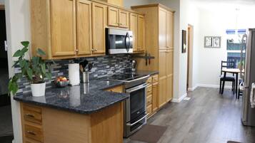 KylskÄp, mikrovÄgsugn, ugn och spishÀll