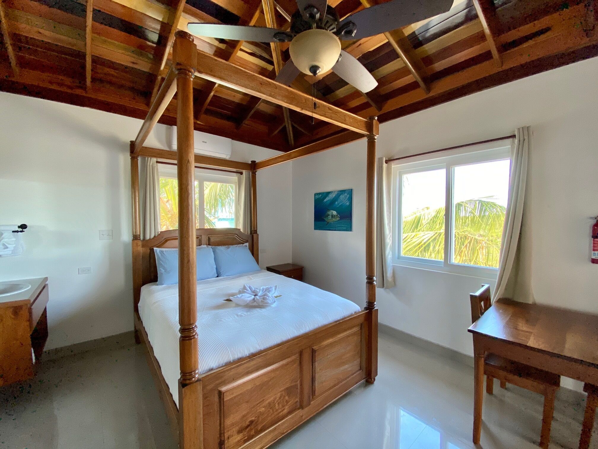 9 bedrooms, desk, free WiFi, bed sheets