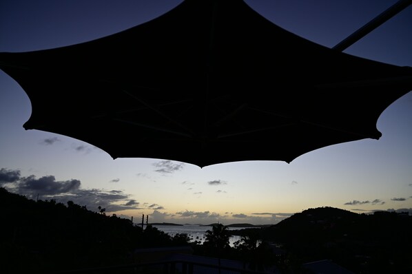 Une vue sur la plage avec un grand parasol.