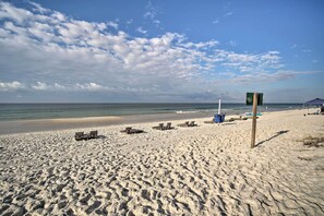 På stranden