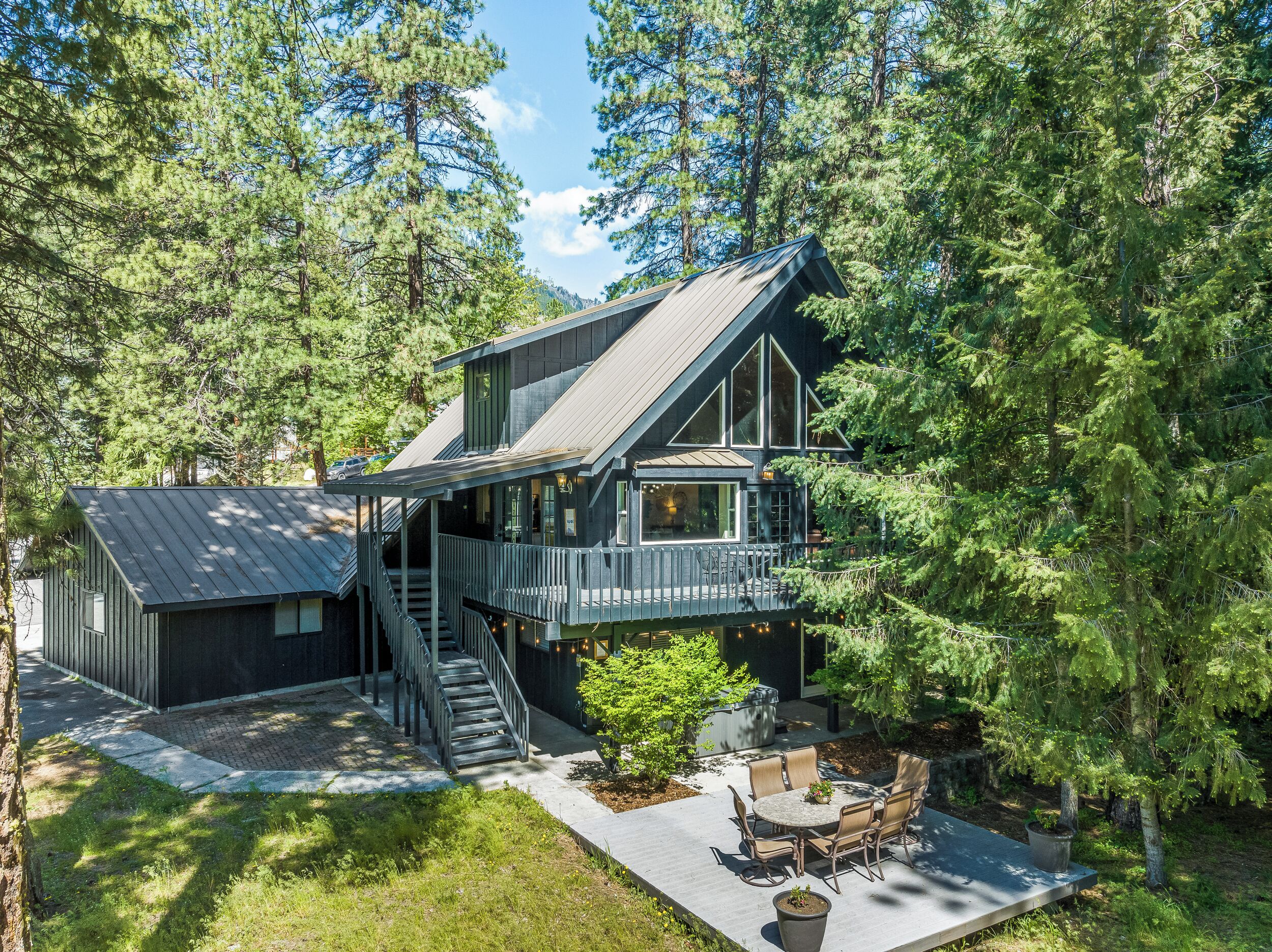 Large Golfcourse home w/HOT TUB. FIVE bedrooms!1.5 miles to downtown Leavenworth