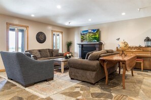 TV, fireplace, books, offices - Teton Crest Lodge Sleeps 24, Reunions, Hot tub (Tetonia)