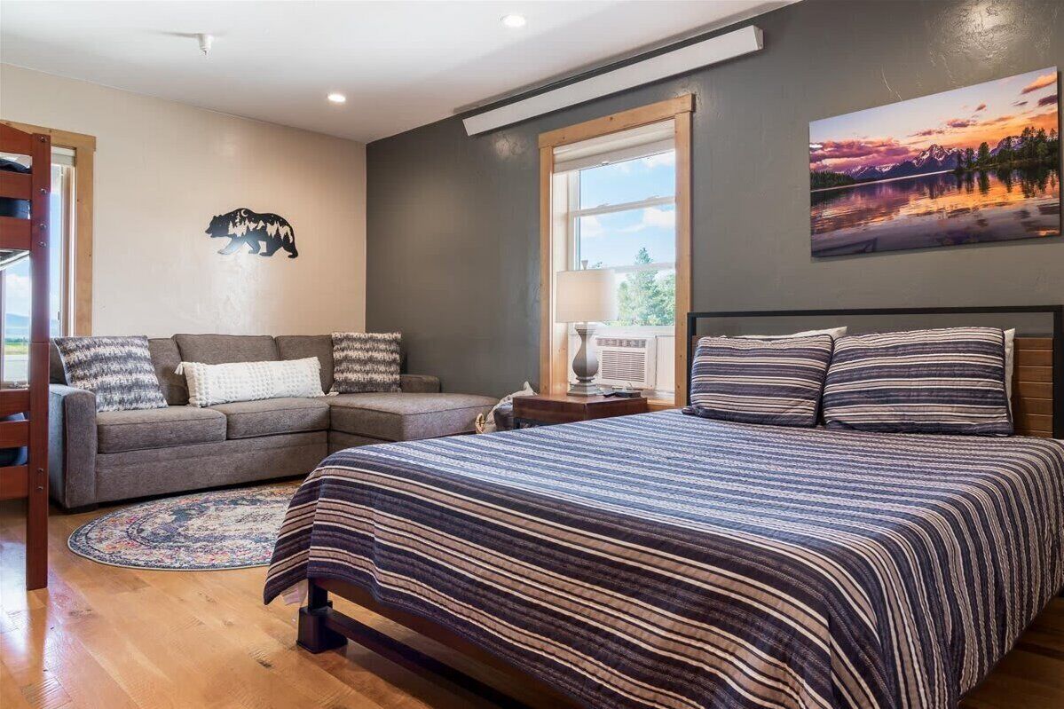 6 bedrooms, iron/ironing board, travel cot, WiFi