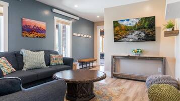 Fernseher, Kamin, Bücher, Arbeitsbereiche