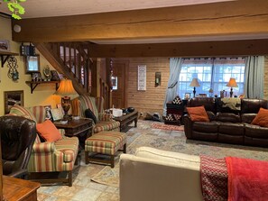 Smart-TV, Kamin, Videospiele, Bücher