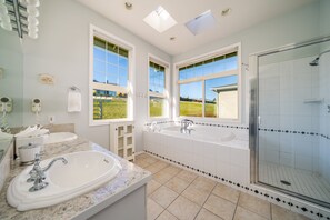 Hair dryer, towels, soap, shampoo - Wapato Point Home Single Level 4 Bed 3 Bath Sleeps 12, Close to Waterfront Park (Manson)