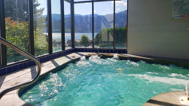 A spa pool with a glass enclosure, offering a view of mountains and a lake. - Wapato Point Home Single Level 4 Bed 3 Bath Sleeps 12, Close to Waterfront Park (Manson)