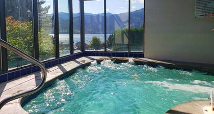Wapato Point Home Single Level 4 Bed 3 Bath Sleeps 12, Close to Waterfront Park