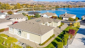 A residential area with houses, a lake, and mountains in the background. - Wapato Point Home Single Level 4 Bed 3 Bath Sleeps 12, Close to Waterfront Park (Manson)
