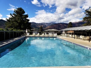 من حمّامات السباحة المغطاة، حمّام سباحة خارجي