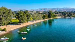 A lakeside view with boats, a sandy beach, and a park with trees. - Wapato Point Home Single Level 4 Bed 3 Bath Sleeps 12, Close to Waterfront Park (Manson)