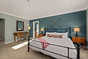 3 habitaciones, escritorio, tabla de planchar con plancha y wifi gratis 