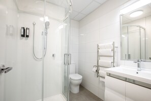 Shower, free toiletries, hair dryer, towels - Sojourn Apartment Hotel - Riddiford (Wellington)