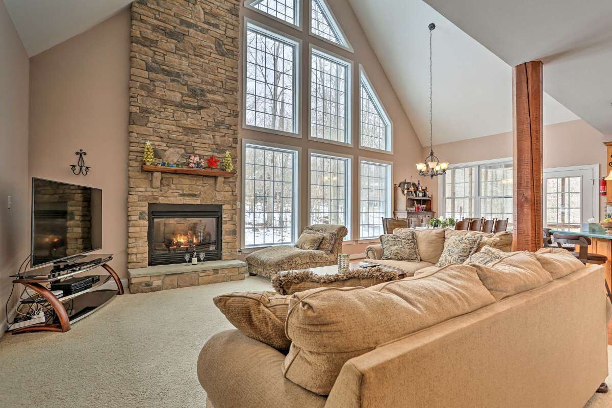 Luxury Retreat 5 Star Location  Hot Tub, Waterparks, Casino, Kayak, Ski Resorts