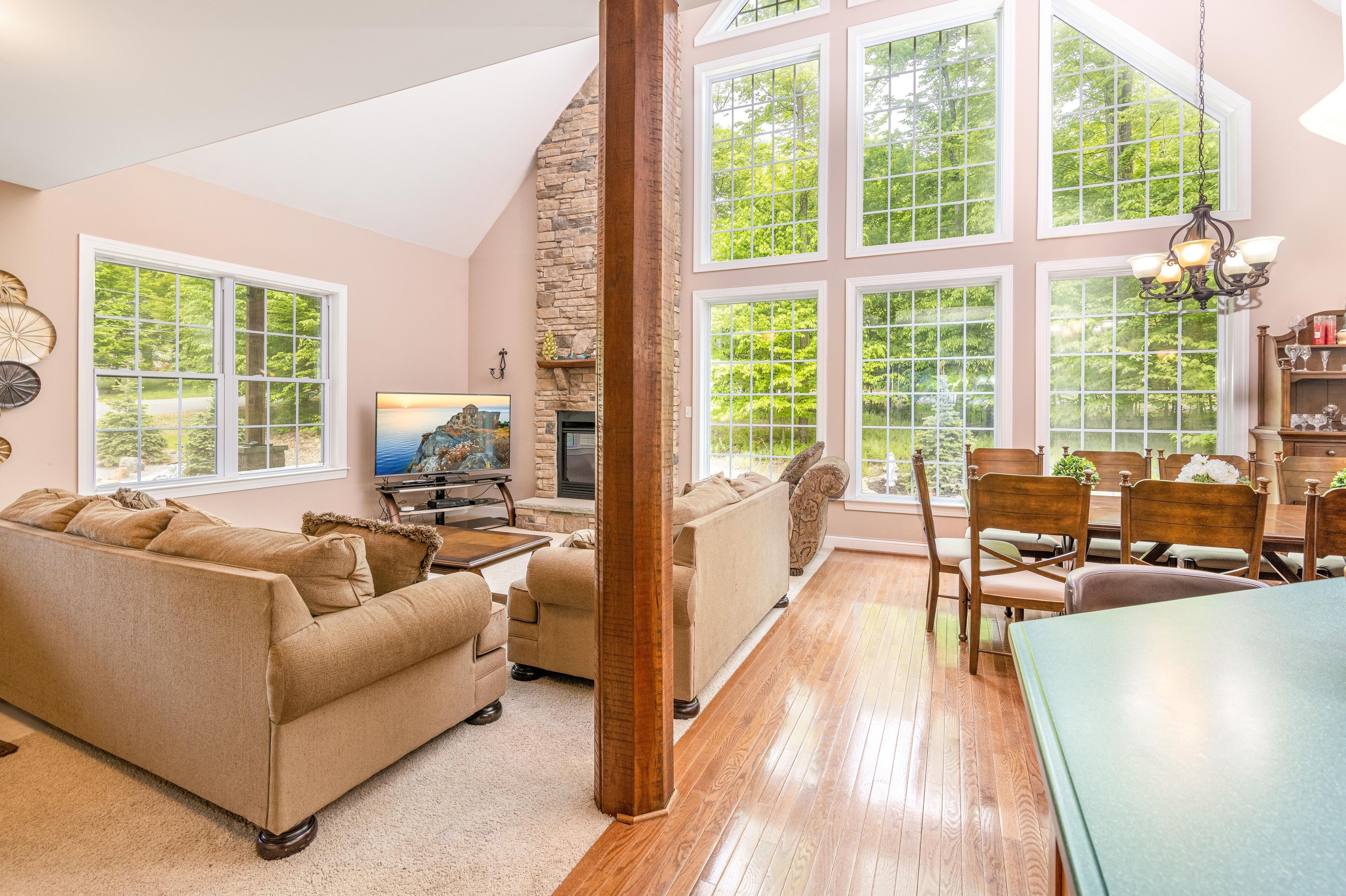 Luxury Retreat 5 Star Location  Hot Tub, Waterparks, Casino, Kayak, Ski Resorts