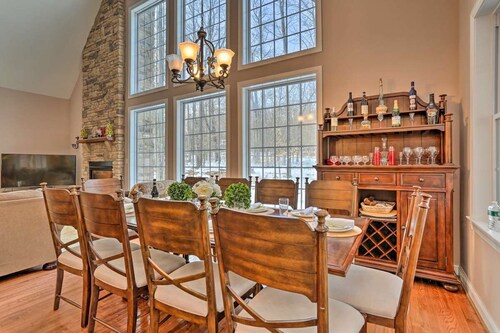 Luxury Retreat 5 Star Location  Hot Tub, Waterparks, Casino, Kayak, Ski Resorts