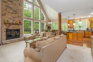 Smart TV, chimenea, oficina y monitor de computadora